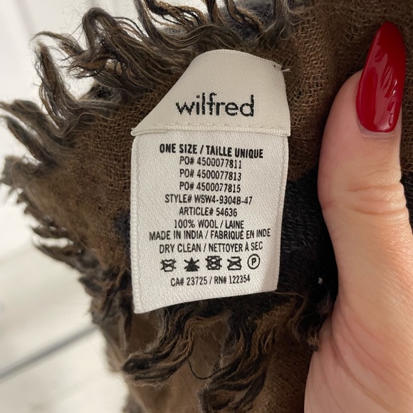 Aritzia Diamond Mosaic Triangle Scarf - Picture 3 of 3